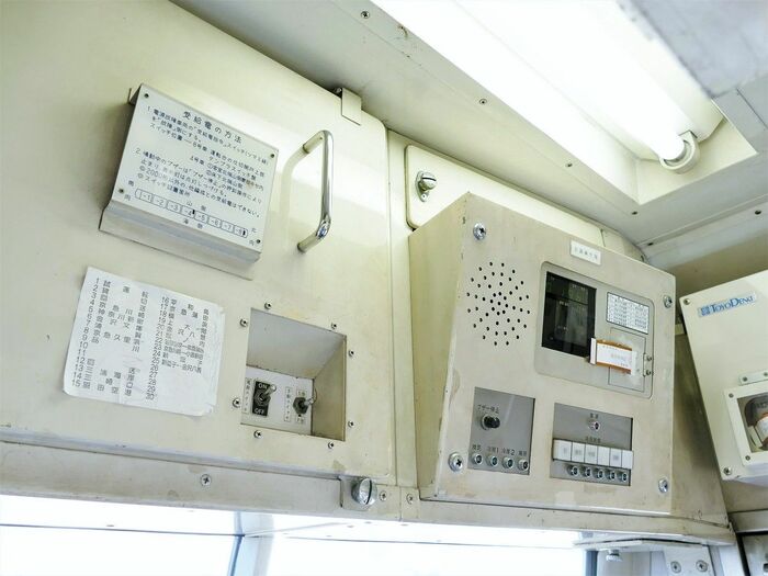 前面窓ガラスの上にも機器類が並ぶ