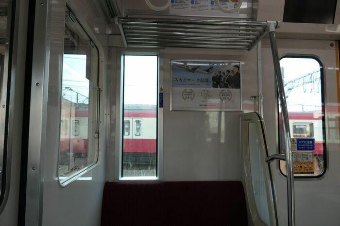 乗務員室後方の窓
