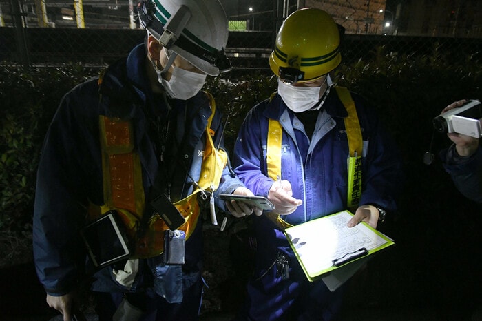 作業員全員が退出したことを確認し、線路閉鎖の解除を申請