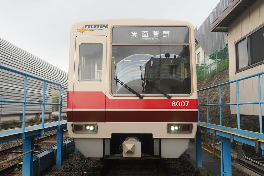 8000形の前面。踏切がない第三軌条方式の車両では珍しく、前面下部を覆うスカートを装備（撮影：伊原薫）