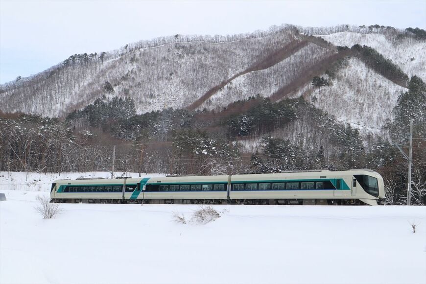 雪原を走る会津鉄道乗り入れの東武特急「リバティ会津」。2017年4月に運行を開始した（撮影：南正時）