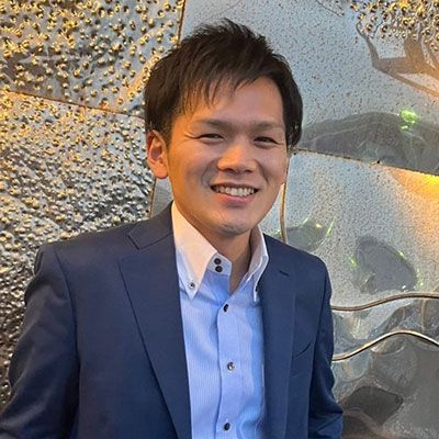 上村 洸貴（かみむら・こうき）長崎県立長崎北高等学校教諭富士通に勤務した4年間で技術営業やベトナムでの市場調査に従事した後、長崎県の公立高校で英語科教員を10年務める。英語教育における生成AIの活用を積極的に推進し、英文の添削やスピーキングの練習、英語でのディベートなどにおいてChatGPTを活用した授業を実践している。生成AIの教育への活用とその普及戦略について研究するため、2025年秋よりハーバード教育大学院への留学を予定