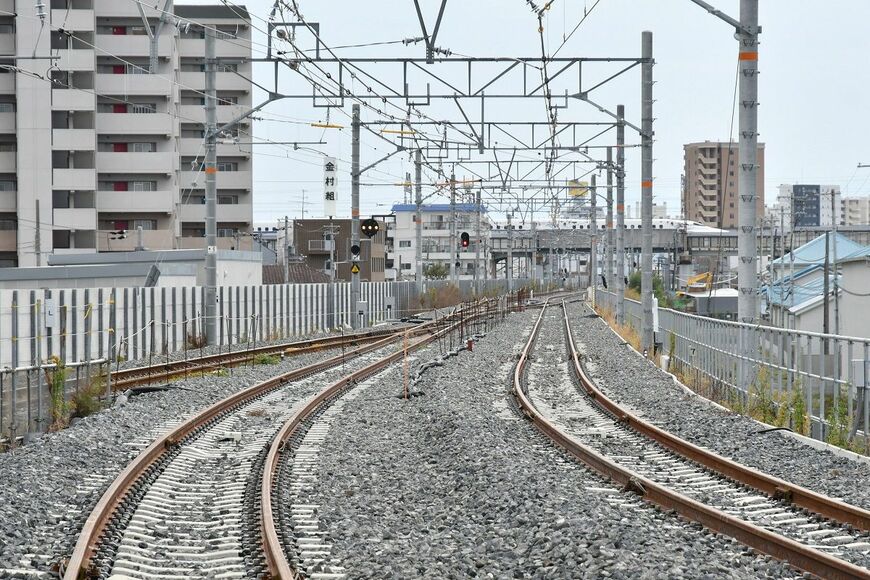 南吹田駅の先で城東貨物線（画面左端の1線）と合流する。奥の高架橋は東海道新幹線（筆者撮影）