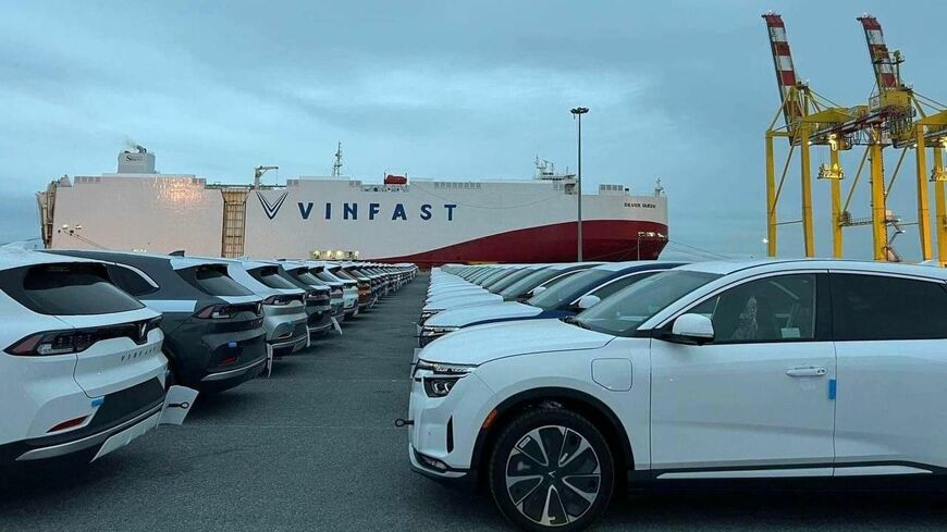 ビンファストはベトナム車の初輸出に打って出た。写真はハイフォン港で積み込みを待つ同社製EV（ビンファストのウェブサイトより）