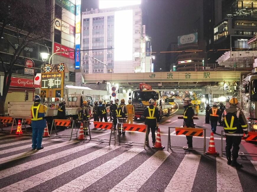 スクランブル交差点の手前までが通行止めになった＝2023年1月7日0時ごろ（記者撮影）