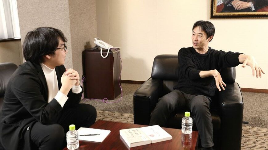 話す男性