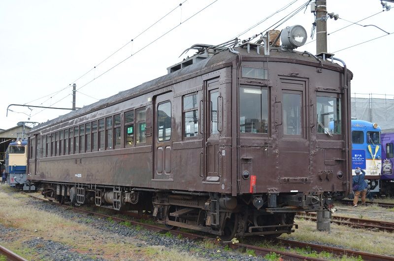 2003年まで現役で使用されていたクモハ42（下関総合車両所、筆者撮影）