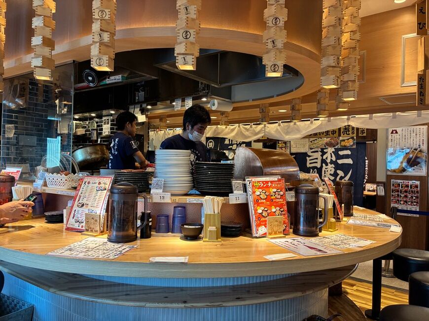  全15席のカウンター席。テーブルの下には荷物を置ける棚があってうれしい 