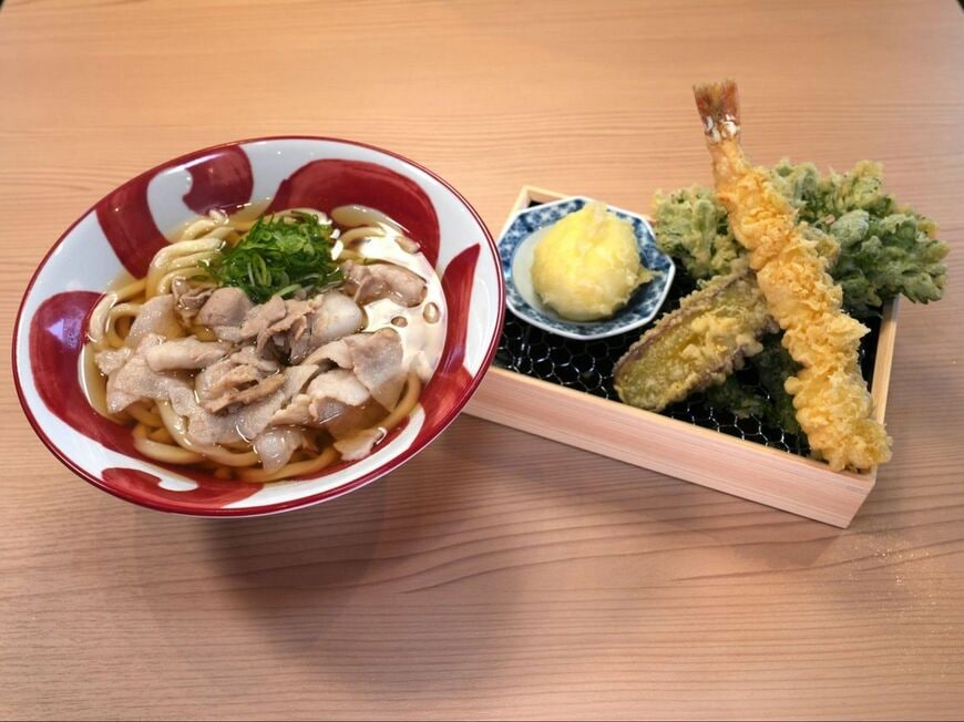 名物霧島黒豚の肉讃岐うどんと天ぷらセット（写真：物語コーポレーション提供）