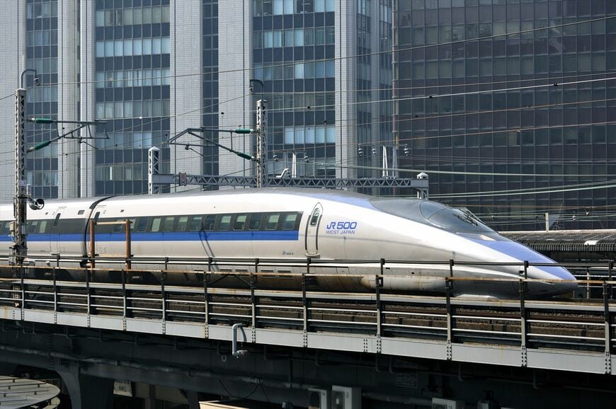 鋭角なデザインで人気の高い500系新幹線。東海道新幹線に乗り入れていたころの姿＝2010年（撮影：吉野純治）