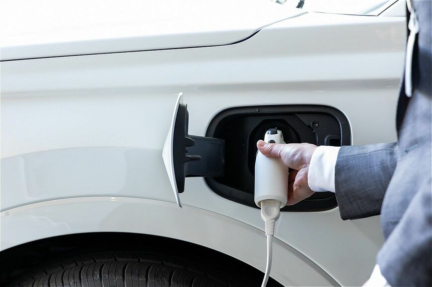 プラグイン充電機能を持つホンダの新型燃料電池車「CR-V e:FCEV」（筆者撮影）