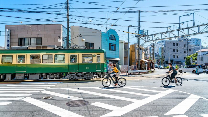 撮影のために自転車や自動車の交通を妨害してよいわけがない（写真：t.sakai／PIXTA）