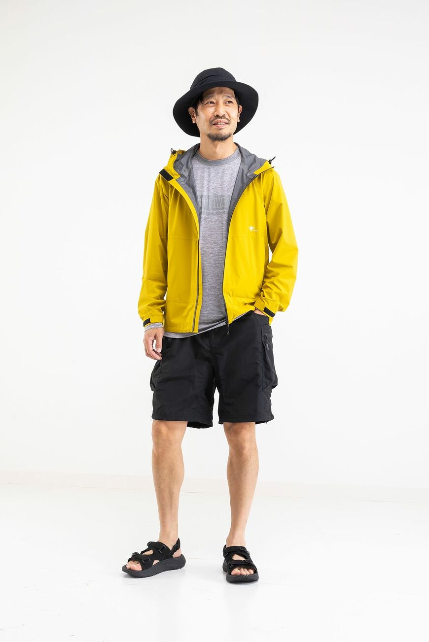 黄色のアウターをポイントにした、アウトドアコーデ