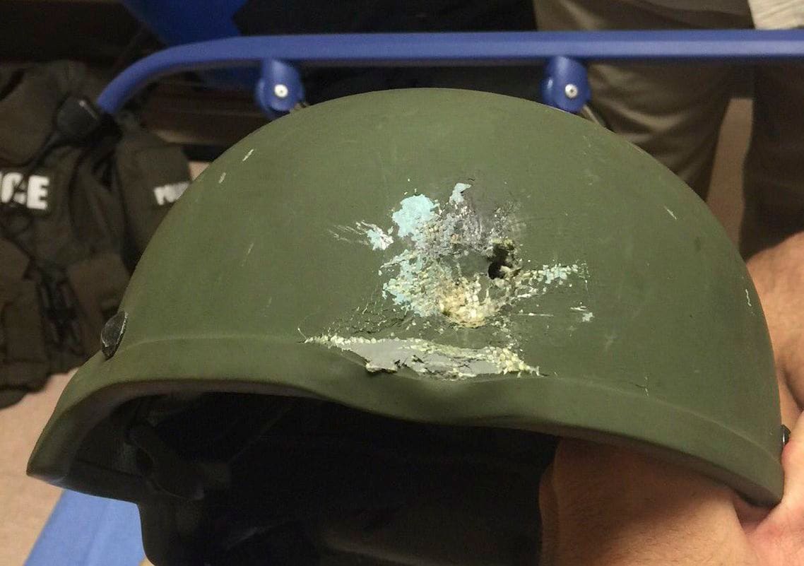 容疑者との銃撃戦で銃弾を受けた警察のヘルメット