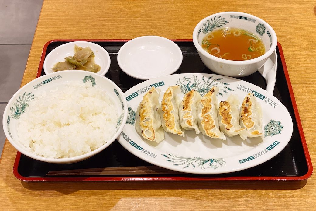 日高屋の餃子270円とライスセット190円を組み合わせた、餃子定食460円。安い（筆者撮影）