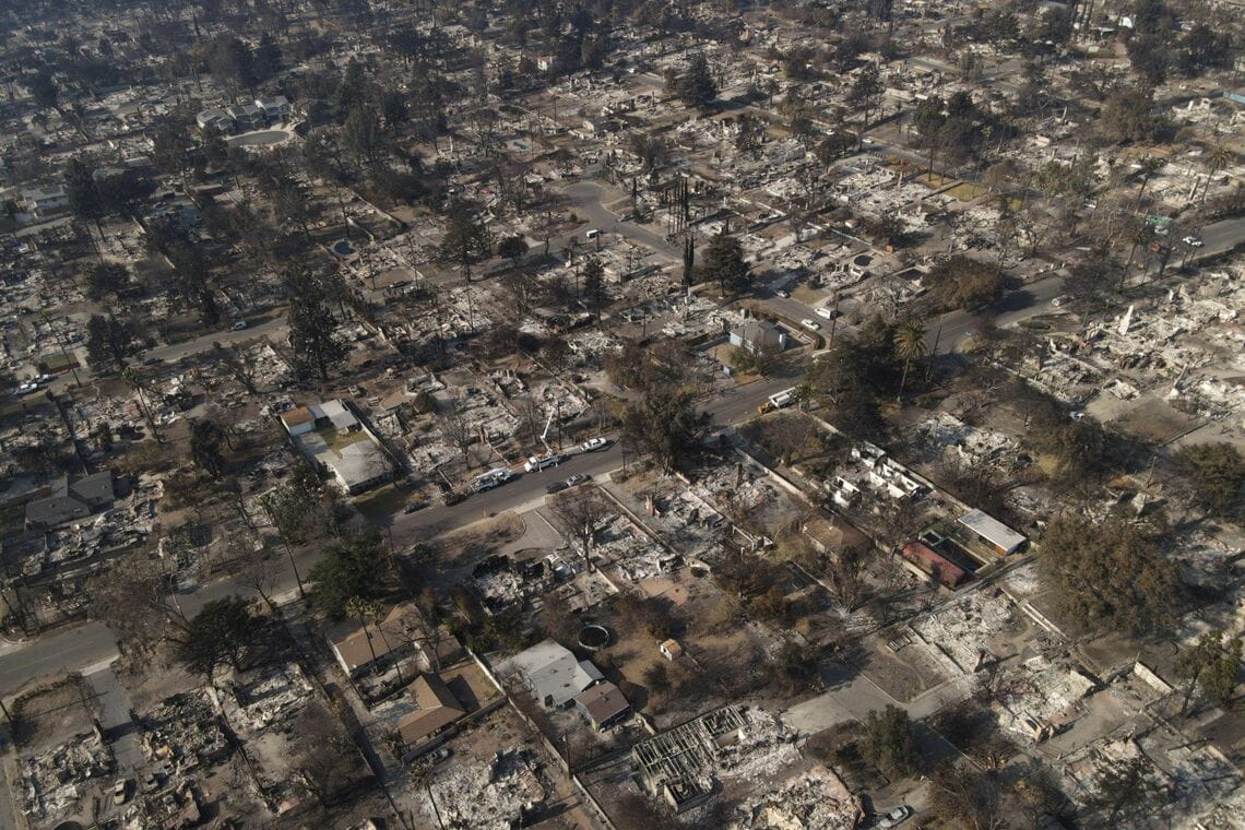 焦土と化した高級住宅街（写真：ロイター／アフロ）