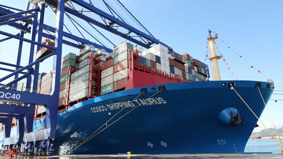 過去最高水準に高騰していたコンテナ運賃は、ここにきて急落に転じた（写真は中国遠洋海運集団のウェブサイトより）