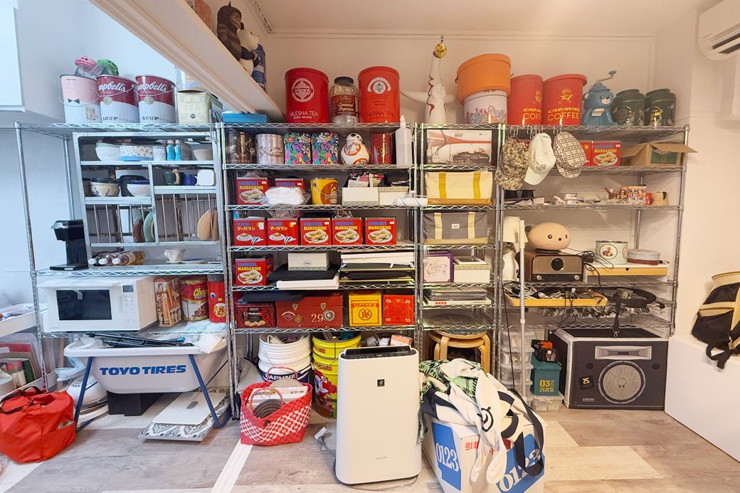 荷物が収納に入りきらず……。ここから15個ほど缶やケースをゴミ捨て場に運びました（筆者撮影）