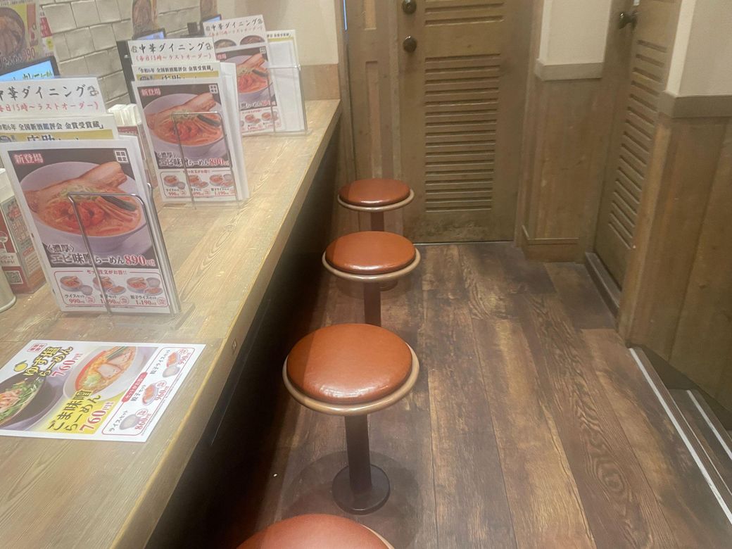 幸楽苑の店内。カウンター席が目立つ（筆者撮影）