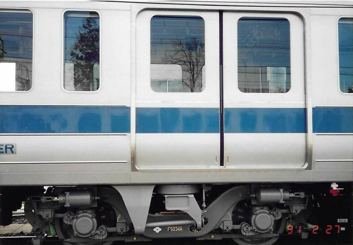 登場時のワイドドア車。開口幅を縮小した現在と異なりドア窓に銀色のふちがない（写真：小田急電鉄提供）