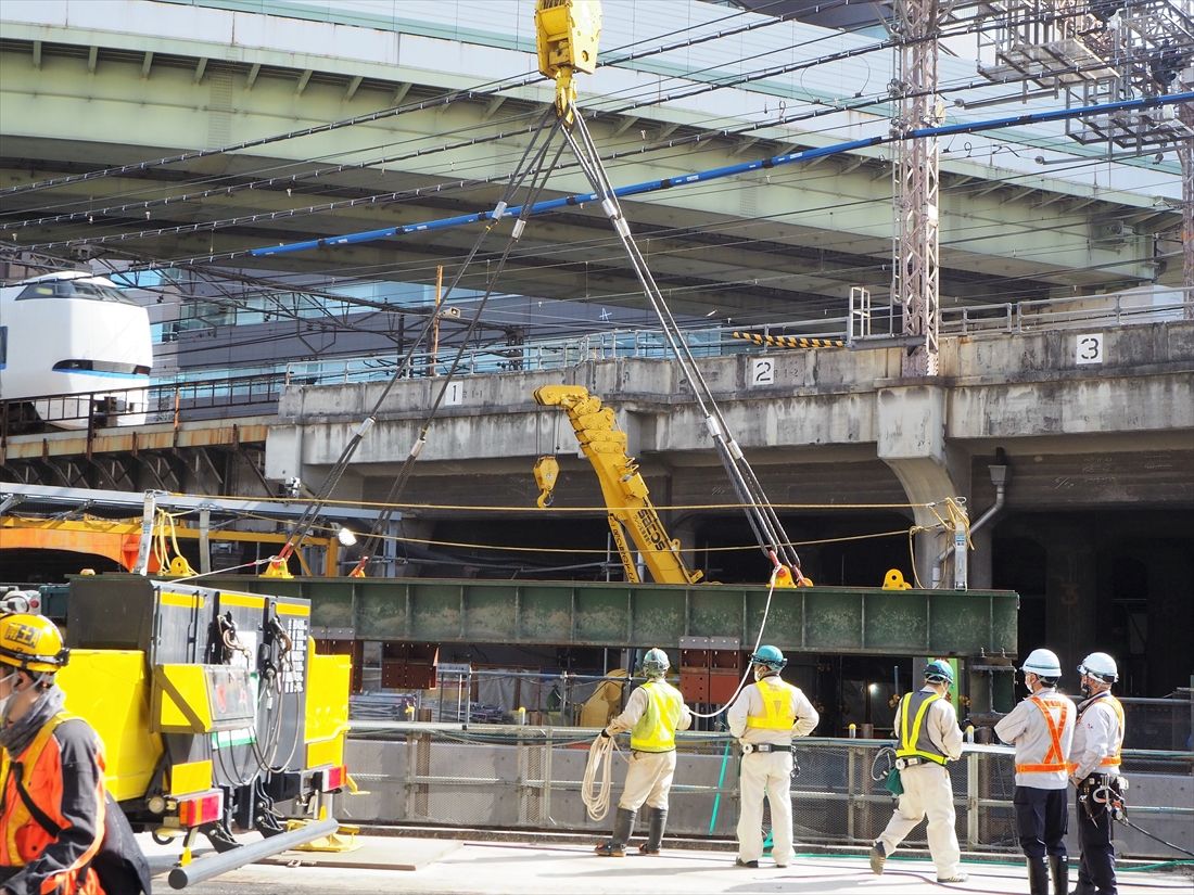 クレーンで吊り上げられた工事桁（記者撮影）