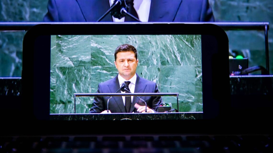 SNSなどをうまく駆使して情報戦を展開するウクライナのゼレンスキー大統領(写真:ブルームバーグ)
