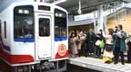 陸中山田駅に到着した運行再開記念列車