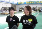 レース後のインタビューにも２人で応じます