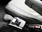 シフトノブ。停車用レンジではシートと平行となるため
