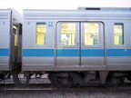 車端部の窓は戸袋窓。車内は2人掛けシートだ