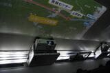 M10の座席上荷棚付近には天井に映像を映し出すプロジェクターが並ぶ（記者撮影）