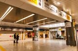 改札口を抜けた先では京王の商業施設へと直結。その中を抜けてゆくと多摩モノレール高幡不動駅に繋がっている（撮影：鼠入昌史）