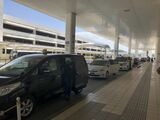 空港で客を待つタクシー（筆者撮影）