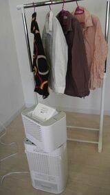 洗濯物が強風ではためいている（筆者撮影）