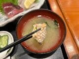 1480円の「魚河岸お刺身5点盛り定食」の味噌汁（筆者撮影）