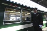 “草だんご色”の列車と神崎和幸西新井駅長（筆者撮影）