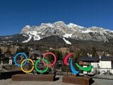 世界自然遺産のドロミーティ岩峰群を背景に置かれたオリンピックシンボルは、絶好の撮影ポイント（写真：筆者撮影）