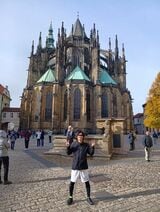 チェコの聖ヴィート大聖堂。右足のヒートテックに穴が開いているが、どうか見ないでください（筆者撮影）