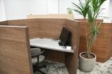 間仕切りがあり集中して作業できるスペース（記者撮影）