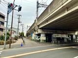 踏切による渋滞が課題だった小田急線。右側の高架線の下には、もともと地上を走る線路があった（筆者撮影）