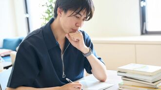 勉強をする男性