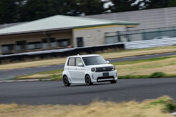 Super-ONEのサーキット走行シーン