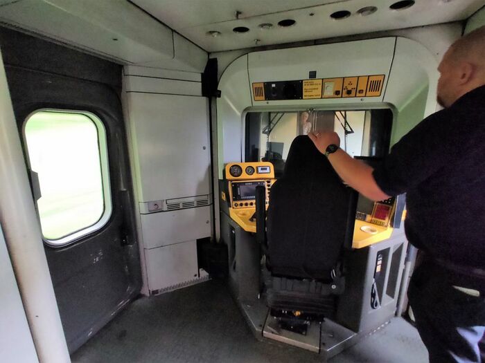 列車を分割するとわずか数秒で運転席がセッティング完了