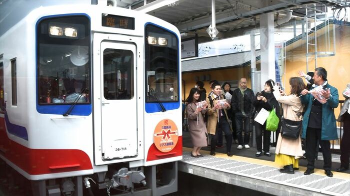 陸中山田駅に到着した運行再開記念列車
