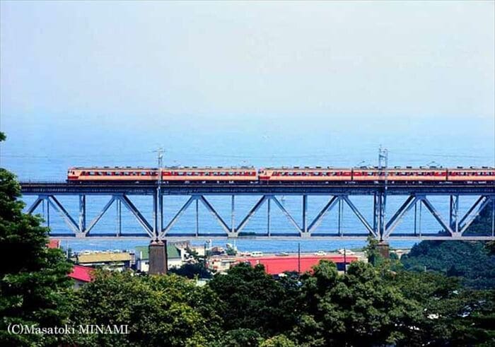 根府川の鉄橋を渡る157系「あまぎ」