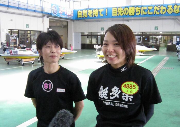 レース後のインタビューにも２人で応じます