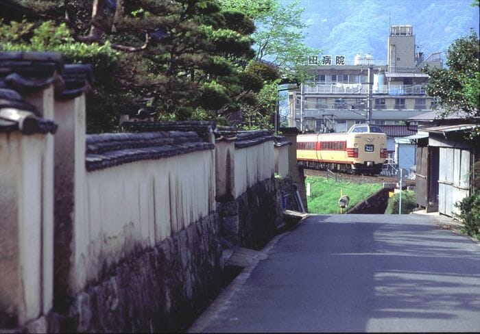 伯備線の備中高梁駅付近、城下町に姿を現した