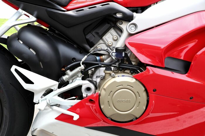 エンジンは90°V4レイアウト