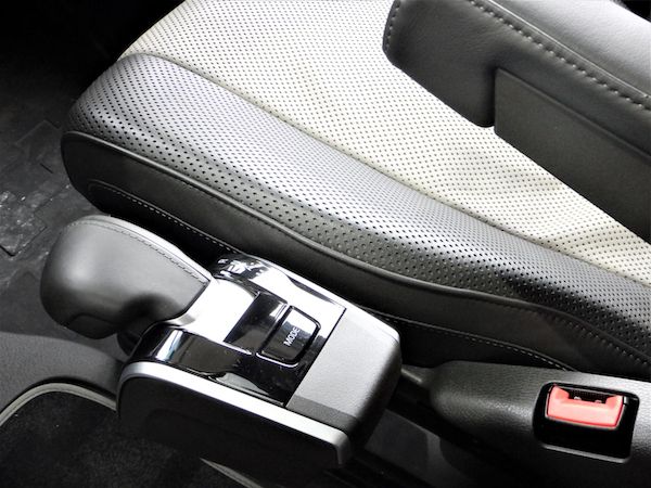 シフトノブ。停車用レンジではシートと平行となるため