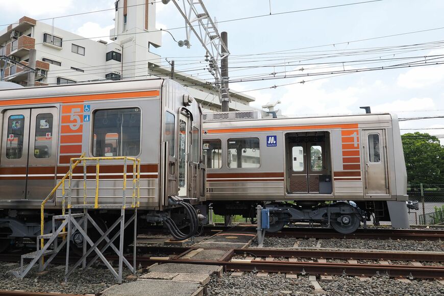 奥が架台下ろしを終えた車両。先に全般検査を受けた手前の4両と組み合わされる（撮影：伊原薫）